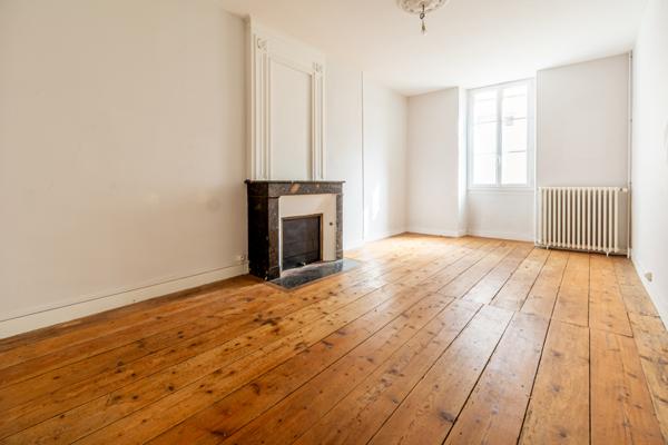 Magnifique maison de pierre dans le centre de Bourg sur Gironde