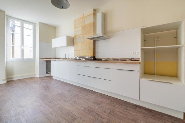 Magnifique maison de pierre dans le centre de Bourg sur Gironde