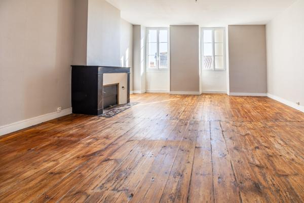 Magnifique maison de pierre dans le centre de Bourg sur Gironde