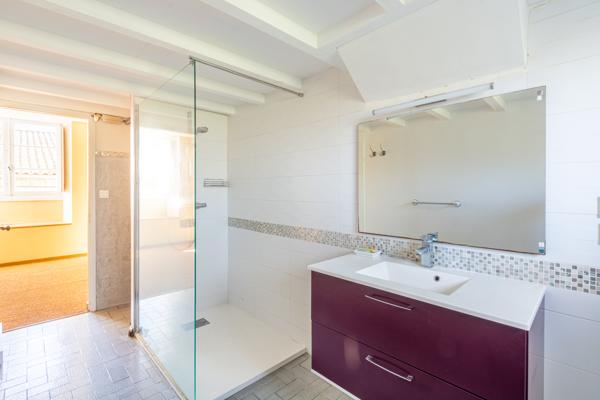 Magnifique maison de pierre dans le centre de Bourg sur Gironde