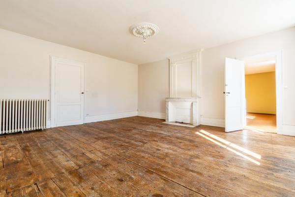 Magnifique maison de pierre dans le centre de Bourg sur Gironde