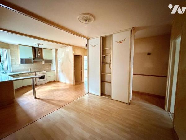 En exclusivité à TINQUEUX, découvrez cet appartement situé en rez-de-chaussée à l'arrière de l'...