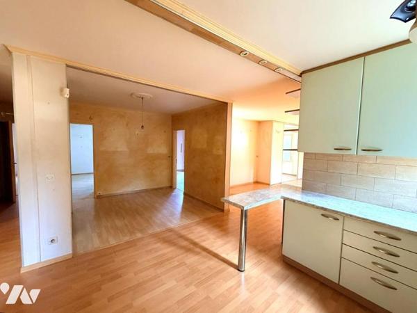 En exclusivité à TINQUEUX, découvrez cet appartement situé en rez-de-chaussée à l'arrière de l'...