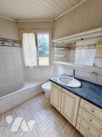 En exclusivité à TINQUEUX, découvrez cet appartement situé en rez-de-chaussée à l'arrière de l'...