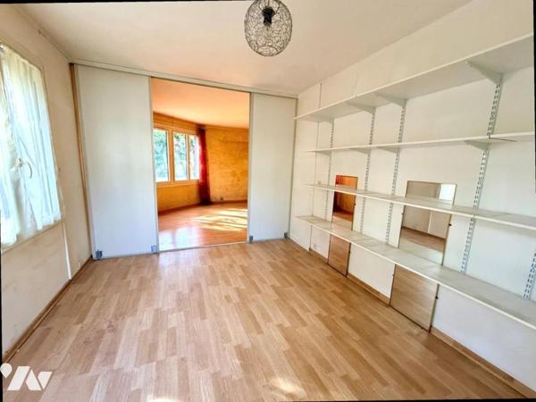 En exclusivité à TINQUEUX, découvrez cet appartement situé en rez-de-chaussée à l'arrière de l'...