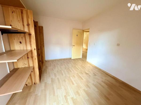 En exclusivité à TINQUEUX, découvrez cet appartement situé en rez-de-chaussée à l'arrière de l'...