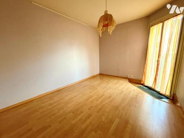 En exclusivité à TINQUEUX, découvrez cet appartement situé en rez-de-chaussée à l'arrière de l'...