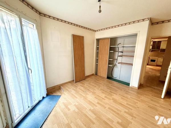 En exclusivité à TINQUEUX, découvrez cet appartement situé en rez-de-chaussée à l'arrière de l'...