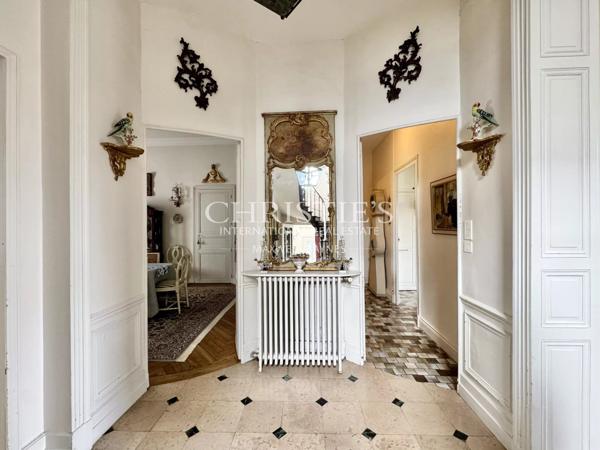 Magnifique hôtel particulier avec de vastes jardins et des dépendances