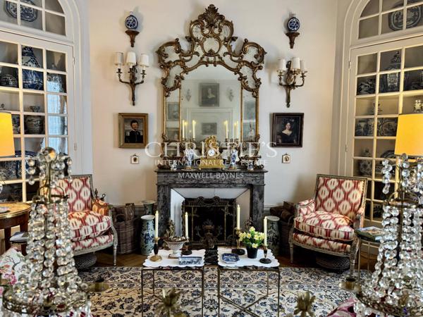 Magnifique hôtel particulier avec de vastes jardins et des dépendances