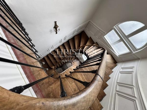 Magnifique hôtel particulier avec de vastes jardins et des dépendances