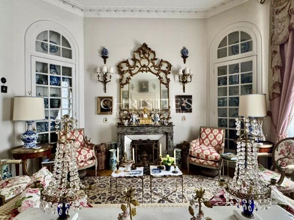 Magnifique hôtel particulier avec de vastes jardins et des dépendances