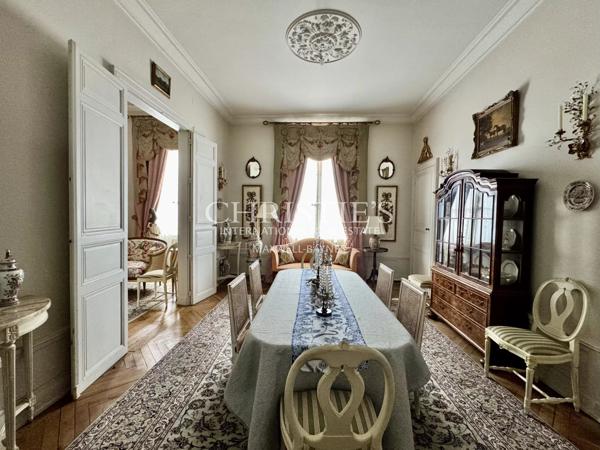 Magnifique hôtel particulier avec de vastes jardins et des dépendances