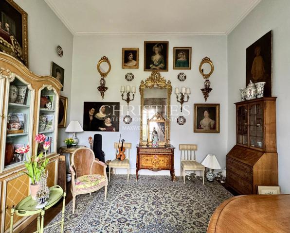 Magnifique hôtel particulier avec de vastes jardins et des dépendances