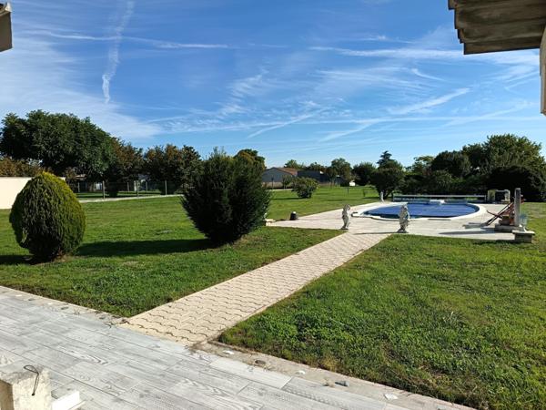 Maison de plain-pied avec piscine dans un secteur recherché, au cœur d'un jardin clos sans vis à vis