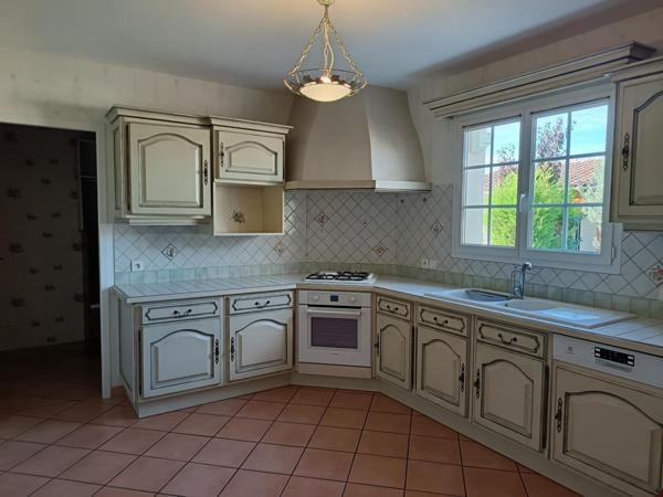 Maison de plain-pied avec piscine dans un secteur recherché, au cœur d'un jardin clos sans vis à vis