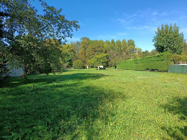 Maison de plain-pied avec piscine dans un secteur recherché, au cœur d'un jardin clos sans vis à vis