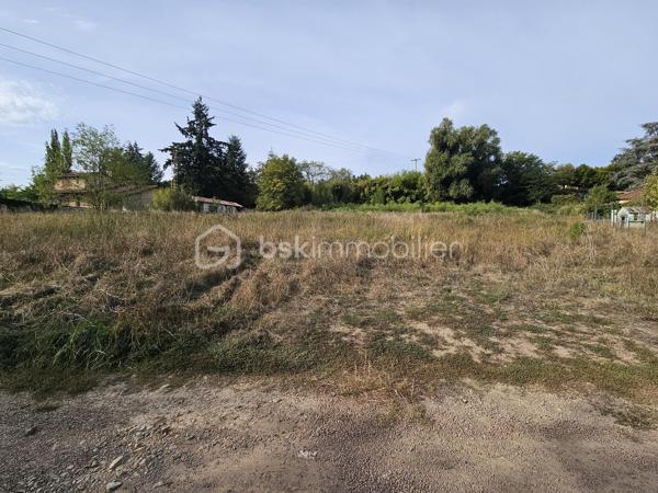 Opportunité à saisir pour investisseurs, marchands de biens ou promoteurs. 
Terrain constructible d’environ 4 000 m², bénéficiant d’une pente montante offrant une vue dégagée et d’un potentiel particulièrement intéressant pour un projet de division parcellaire.
Sa configuration permet d’envisager, sous réserve des règles d’urbanisme et des autorisations nécessaires, la création de plusieurs lots constructibles, offrant ainsi différentes possibilités de valorisation.

Terrain non viabilisé, avec réseaux et accès à étudier.

Un foncier rare par sa superficie et son potentiel, idéal pour un investisseur souhaitant développer un projet de plusieurs constructions ou de revente par lots.

Étude de faisabilité et projet de division à envisager.