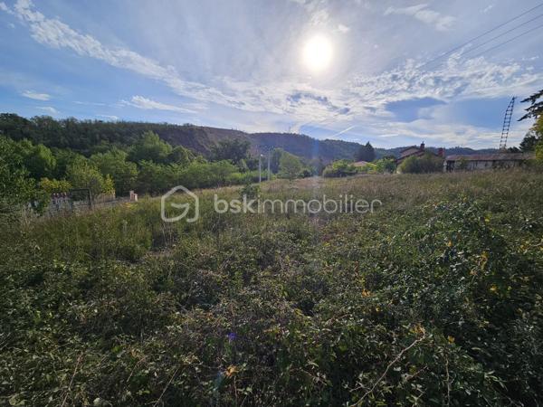 Opportunité à saisir pour investisseurs, marchands de biens ou promoteurs. 
Terrain constructible d’environ 4 000 m², bénéficiant d’une pente montante offrant une vue dégagée et d’un potentiel particulièrement intéressant pour un projet de division parcellaire.
Sa configuration permet d’envisager, sous réserve des règles d’urbanisme et des autorisations nécessaires, la création de plusieurs lots constructibles, offrant ainsi différentes possibilités de valorisation.

Terrain non viabilisé, avec réseaux et accès à étudier.

Un foncier rare par sa superficie et son potentiel, idéal pour un investisseur souhaitant développer un projet de plusieurs constructions ou de revente par lots.

Étude de faisabilité et projet de division à envisager.