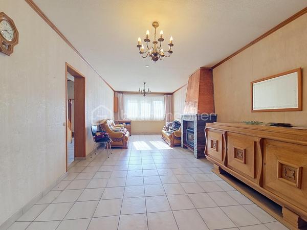 Nouveauté à Wingles ! 📍
Je vous propose de découvrir cette maison d’environ 88 m² habitables, située dans un lotissement, proche de toutes les commodités.
Au rez-de-chaussée, vous trouverez :
➡️ Une entrée avec couloir
➡️ Une pièce de vie de 26 m² comprenant salon et salle à manger
➡️ Une cuisine avec coin repas
➡️ Une salle de bain
➡️ Un WC indépendant
➡️ Une cave saine
🛏️ À l’étage : 4 chambres, d’une superficie comprise entre 9 et 11 m², offrant un espace adapté à une famille.
🌿 Côté extérieur :
Une terrasse carrelée
Un jardin
Un garage avec porte motorisée
⭐ Les + du bien :
✔️ 4 chambres
✔️ Chaudière gaz récente
✔️ Adoucisseur d’eau
✔️ Alarme
✔️ Garage
✔️ Jardin
✔️ Terrasse carrelée
✔️ Cave
✔️ Menuiseries double vitrage
✔️ Proximité des commodités
Une maison fonctionnelle et bien équipée, idéale pour une famille souhaitant profiter de 4 chambres, d’un jardin et d’un garage, tout en restant proche des commodités.
📍 WINGLES
📞 Pour plus d’informations ou organiser une visite, contactez-moi.