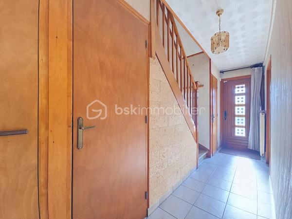 Nouveauté à Wingles ! 📍
Je vous propose de découvrir cette maison d’environ 88 m² habitables, située dans un lotissement, proche de toutes les commodités.
Au rez-de-chaussée, vous trouverez :
➡️ Une entrée avec couloir
➡️ Une pièce de vie de 26 m² comprenant salon et salle à manger
➡️ Une cuisine avec coin repas
➡️ Une salle de bain
➡️ Un WC indépendant
➡️ Une cave saine
🛏️ À l’étage : 4 chambres, d’une superficie comprise entre 9 et 11 m², offrant un espace adapté à une famille.
🌿 Côté extérieur :
Une terrasse carrelée
Un jardin
Un garage avec porte motorisée
⭐ Les + du bien :
✔️ 4 chambres
✔️ Chaudière gaz récente
✔️ Adoucisseur d’eau
✔️ Alarme
✔️ Garage
✔️ Jardin
✔️ Terrasse carrelée
✔️ Cave
✔️ Menuiseries double vitrage
✔️ Proximité des commodités
Une maison fonctionnelle et bien équipée, idéale pour une famille souhaitant profiter de 4 chambres, d’un jardin et d’un garage, tout en restant proche des commodités.
📍 WINGLES
📞 Pour plus d’informations ou organiser une visite, contactez-moi.