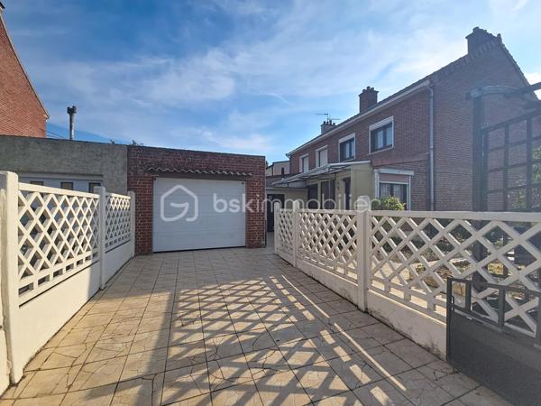 Nouveauté à Wingles ! 📍
Je vous propose de découvrir cette maison d’environ 88 m² habitables, située dans un lotissement, proche de toutes les commodités.
Au rez-de-chaussée, vous trouverez :
➡️ Une entrée avec couloir
➡️ Une pièce de vie de 26 m² comprenant salon et salle à manger
➡️ Une cuisine avec coin repas
➡️ Une salle de bain
➡️ Un WC indépendant
➡️ Une cave saine
🛏️ À l’étage : 4 chambres, d’une superficie comprise entre 9 et 11 m², offrant un espace adapté à une famille.
🌿 Côté extérieur :
Une terrasse carrelée
Un jardin
Un garage avec porte motorisée
⭐ Les + du bien :
✔️ 4 chambres
✔️ Chaudière gaz récente
✔️ Adoucisseur d’eau
✔️ Alarme
✔️ Garage
✔️ Jardin
✔️ Terrasse carrelée
✔️ Cave
✔️ Menuiseries double vitrage
✔️ Proximité des commodités
Une maison fonctionnelle et bien équipée, idéale pour une famille souhaitant profiter de 4 chambres, d’un jardin et d’un garage, tout en restant proche des commodités.
📍 WINGLES
📞 Pour plus d’informations ou organiser une visite, contactez-moi.