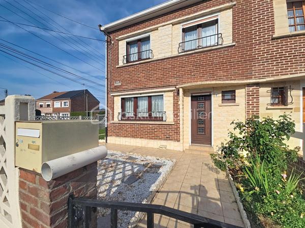 Nouveauté à Wingles ! 📍
Je vous propose de découvrir cette maison d’environ 88 m² habitables, située dans un lotissement, proche de toutes les commodités.
Au rez-de-chaussée, vous trouverez :
➡️ Une entrée avec couloir
➡️ Une pièce de vie de 26 m² comprenant salon et salle à manger
➡️ Une cuisine avec coin repas
➡️ Une salle de bain
➡️ Un WC indépendant
➡️ Une cave saine
🛏️ À l’étage : 4 chambres, d’une superficie comprise entre 9 et 11 m², offrant un espace adapté à une famille.
🌿 Côté extérieur :
Une terrasse carrelée
Un jardin
Un garage avec porte motorisée
⭐ Les + du bien :
✔️ 4 chambres
✔️ Chaudière gaz récente
✔️ Adoucisseur d’eau
✔️ Alarme
✔️ Garage
✔️ Jardin
✔️ Terrasse carrelée
✔️ Cave
✔️ Menuiseries double vitrage
✔️ Proximité des commodités
Une maison fonctionnelle et bien équipée, idéale pour une famille souhaitant profiter de 4 chambres, d’un jardin et d’un garage, tout en restant proche des commodités.
📍 WINGLES
📞 Pour plus d’informations ou organiser une visite, contactez-moi.
