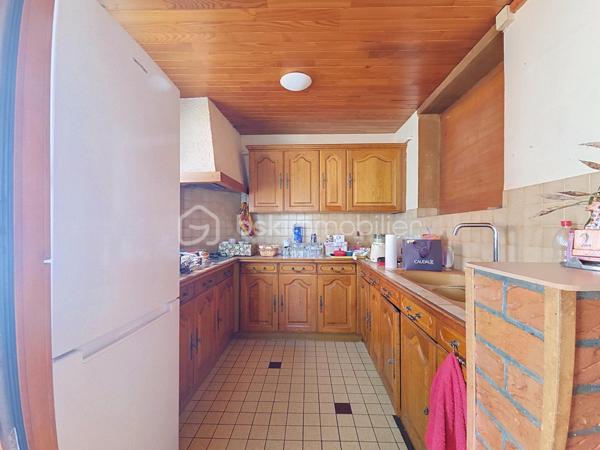 Nouveauté à Wingles ! 📍
Je vous propose de découvrir cette maison d’environ 88 m² habitables, située dans un lotissement, proche de toutes les commodités.
Au rez-de-chaussée, vous trouverez :
➡️ Une entrée avec couloir
➡️ Une pièce de vie de 26 m² comprenant salon et salle à manger
➡️ Une cuisine avec coin repas
➡️ Une salle de bain
➡️ Un WC indépendant
➡️ Une cave saine
🛏️ À l’étage : 4 chambres, d’une superficie comprise entre 9 et 11 m², offrant un espace adapté à une famille.
🌿 Côté extérieur :
Une terrasse carrelée
Un jardin
Un garage avec porte motorisée
⭐ Les + du bien :
✔️ 4 chambres
✔️ Chaudière gaz récente
✔️ Adoucisseur d’eau
✔️ Alarme
✔️ Garage
✔️ Jardin
✔️ Terrasse carrelée
✔️ Cave
✔️ Menuiseries double vitrage
✔️ Proximité des commodités
Une maison fonctionnelle et bien équipée, idéale pour une famille souhaitant profiter de 4 chambres, d’un jardin et d’un garage, tout en restant proche des commodités.
📍 WINGLES
📞 Pour plus d’informations ou organiser une visite, contactez-moi.