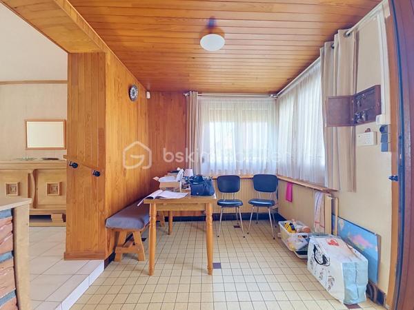 Nouveauté à Wingles ! 📍
Je vous propose de découvrir cette maison d’environ 88 m² habitables, située dans un lotissement, proche de toutes les commodités.
Au rez-de-chaussée, vous trouverez :
➡️ Une entrée avec couloir
➡️ Une pièce de vie de 26 m² comprenant salon et salle à manger
➡️ Une cuisine avec coin repas
➡️ Une salle de bain
➡️ Un WC indépendant
➡️ Une cave saine
🛏️ À l’étage : 4 chambres, d’une superficie comprise entre 9 et 11 m², offrant un espace adapté à une famille.
🌿 Côté extérieur :
Une terrasse carrelée
Un jardin
Un garage avec porte motorisée
⭐ Les + du bien :
✔️ 4 chambres
✔️ Chaudière gaz récente
✔️ Adoucisseur d’eau
✔️ Alarme
✔️ Garage
✔️ Jardin
✔️ Terrasse carrelée
✔️ Cave
✔️ Menuiseries double vitrage
✔️ Proximité des commodités
Une maison fonctionnelle et bien équipée, idéale pour une famille souhaitant profiter de 4 chambres, d’un jardin et d’un garage, tout en restant proche des commodités.
📍 WINGLES
📞 Pour plus d’informations ou organiser une visite, contactez-moi.