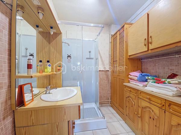 Nouveauté à Wingles ! 📍
Je vous propose de découvrir cette maison d’environ 88 m² habitables, située dans un lotissement, proche de toutes les commodités.
Au rez-de-chaussée, vous trouverez :
➡️ Une entrée avec couloir
➡️ Une pièce de vie de 26 m² comprenant salon et salle à manger
➡️ Une cuisine avec coin repas
➡️ Une salle de bain
➡️ Un WC indépendant
➡️ Une cave saine
🛏️ À l’étage : 4 chambres, d’une superficie comprise entre 9 et 11 m², offrant un espace adapté à une famille.
🌿 Côté extérieur :
Une terrasse carrelée
Un jardin
Un garage avec porte motorisée
⭐ Les + du bien :
✔️ 4 chambres
✔️ Chaudière gaz récente
✔️ Adoucisseur d’eau
✔️ Alarme
✔️ Garage
✔️ Jardin
✔️ Terrasse carrelée
✔️ Cave
✔️ Menuiseries double vitrage
✔️ Proximité des commodités
Une maison fonctionnelle et bien équipée, idéale pour une famille souhaitant profiter de 4 chambres, d’un jardin et d’un garage, tout en restant proche des commodités.
📍 WINGLES
📞 Pour plus d’informations ou organiser une visite, contactez-moi.