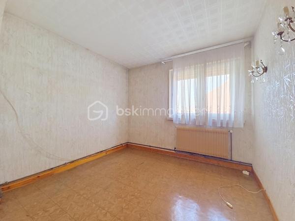 Nouveauté à Wingles ! 📍
Je vous propose de découvrir cette maison d’environ 88 m² habitables, située dans un lotissement, proche de toutes les commodités.
Au rez-de-chaussée, vous trouverez :
➡️ Une entrée avec couloir
➡️ Une pièce de vie de 26 m² comprenant salon et salle à manger
➡️ Une cuisine avec coin repas
➡️ Une salle de bain
➡️ Un WC indépendant
➡️ Une cave saine
🛏️ À l’étage : 4 chambres, d’une superficie comprise entre 9 et 11 m², offrant un espace adapté à une famille.
🌿 Côté extérieur :
Une terrasse carrelée
Un jardin
Un garage avec porte motorisée
⭐ Les + du bien :
✔️ 4 chambres
✔️ Chaudière gaz récente
✔️ Adoucisseur d’eau
✔️ Alarme
✔️ Garage
✔️ Jardin
✔️ Terrasse carrelée
✔️ Cave
✔️ Menuiseries double vitrage
✔️ Proximité des commodités
Une maison fonctionnelle et bien équipée, idéale pour une famille souhaitant profiter de 4 chambres, d’un jardin et d’un garage, tout en restant proche des commodités.
📍 WINGLES
📞 Pour plus d’informations ou organiser une visite, contactez-moi.