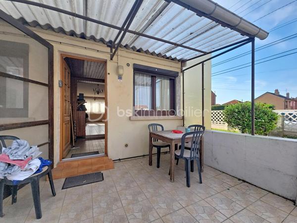 Nouveauté à Wingles ! 📍
Je vous propose de découvrir cette maison d’environ 88 m² habitables, située dans un lotissement, proche de toutes les commodités.
Au rez-de-chaussée, vous trouverez :
➡️ Une entrée avec couloir
➡️ Une pièce de vie de 26 m² comprenant salon et salle à manger
➡️ Une cuisine avec coin repas
➡️ Une salle de bain
➡️ Un WC indépendant
➡️ Une cave saine
🛏️ À l’étage : 4 chambres, d’une superficie comprise entre 9 et 11 m², offrant un espace adapté à une famille.
🌿 Côté extérieur :
Une terrasse carrelée
Un jardin
Un garage avec porte motorisée
⭐ Les + du bien :
✔️ 4 chambres
✔️ Chaudière gaz récente
✔️ Adoucisseur d’eau
✔️ Alarme
✔️ Garage
✔️ Jardin
✔️ Terrasse carrelée
✔️ Cave
✔️ Menuiseries double vitrage
✔️ Proximité des commodités
Une maison fonctionnelle et bien équipée, idéale pour une famille souhaitant profiter de 4 chambres, d’un jardin et d’un garage, tout en restant proche des commodités.
📍 WINGLES
📞 Pour plus d’informations ou organiser une visite, contactez-moi.