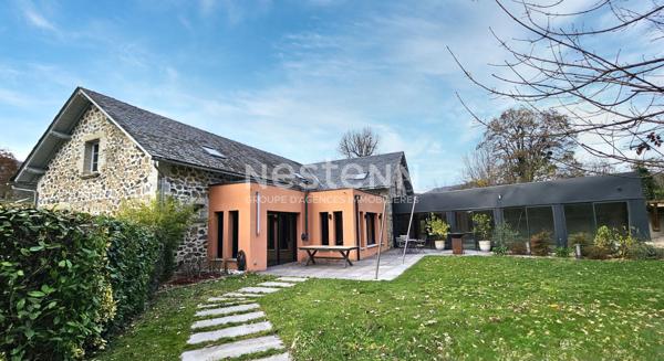 A vendre à 20 minutes d'Aurillac, sur terrain d'environ 3900 m², maison 9 pièces, entièrement rénovée avec piscine intérieure, double garage.