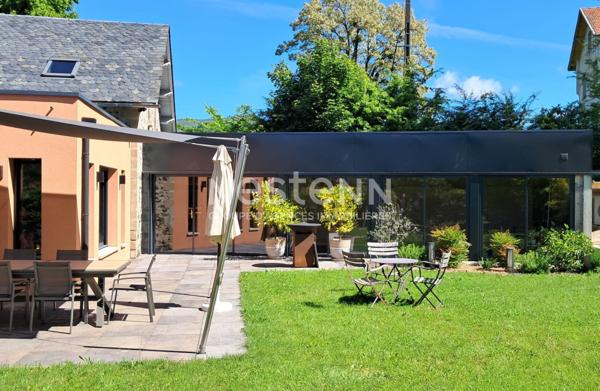 A vendre à 20 minutes d'Aurillac, sur terrain d'environ 3900 m², maison 9 pièces, entièrement rénovée avec piscine intérieure, double garage.