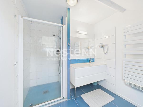 A vendre à 20 minutes d'Aurillac, sur terrain d'environ 3900 m², maison 9 pièces, entièrement rénovée avec piscine intérieure, double garage.