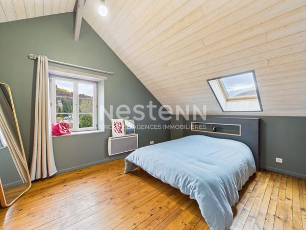 A vendre à 20 minutes d'Aurillac, sur terrain d'environ 3900 m², maison 9 pièces, entièrement rénovée avec piscine intérieure, double garage.