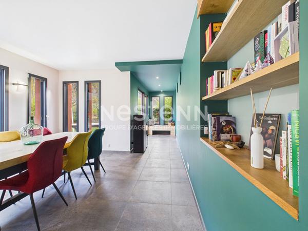 A vendre à 20 minutes d'Aurillac, sur terrain d'environ 3900 m², maison 9 pièces, entièrement rénovée avec piscine intérieure, double garage.