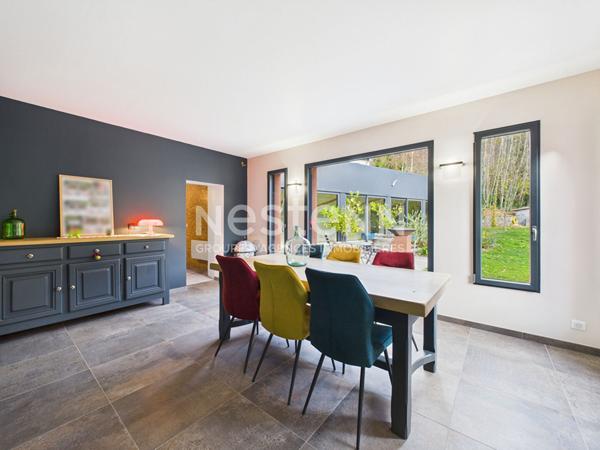 A vendre à 20 minutes d'Aurillac, sur terrain d'environ 3900 m², maison 9 pièces, entièrement rénovée avec piscine intérieure, double garage.