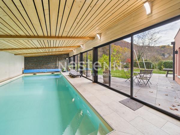 A vendre à 20 minutes d'Aurillac, sur terrain d'environ 3900 m², maison 9 pièces, entièrement rénovée avec piscine intérieure, double garage.