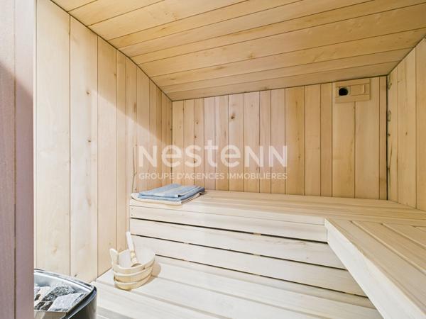 A vendre à 20 minutes d'Aurillac, sur terrain d'environ 3900 m², maison 9 pièces, entièrement rénovée avec piscine intérieure, double garage.