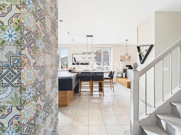 A vendre à 20 minutes d'Aurillac, sur terrain d'environ 3900 m², maison 9 pièces, entièrement rénovée avec piscine intérieure, double garage.