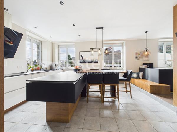 A vendre à 20 minutes d'Aurillac, sur terrain d'environ 3900 m², maison 9 pièces, entièrement rénovée avec piscine intérieure, double garage.