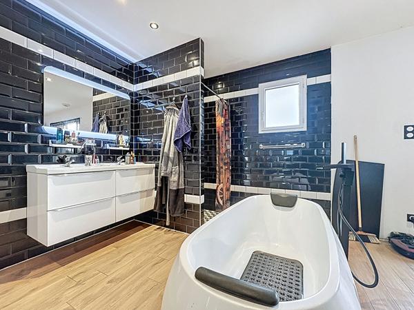 Maison de plain-pied à vendre à La Membrolle sur Longuenée de 88m2 sur un terrain de 390m2