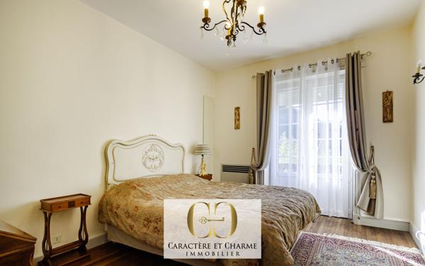 Sarlat-la-Canéda (24200) Sarlat centre. Propriété prestige. Maison principale + 4 gîtes indépendants.