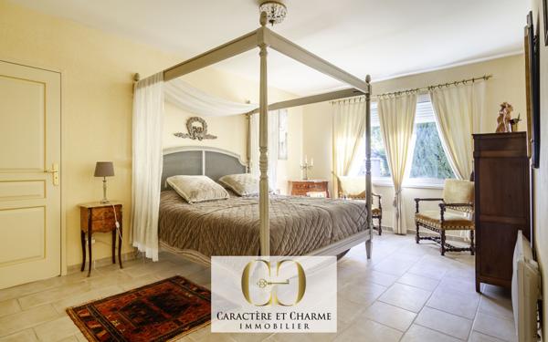 Sarlat-la-Canéda (24200) Sarlat centre. Propriété prestige. Maison principale + 4 gîtes indépendants.