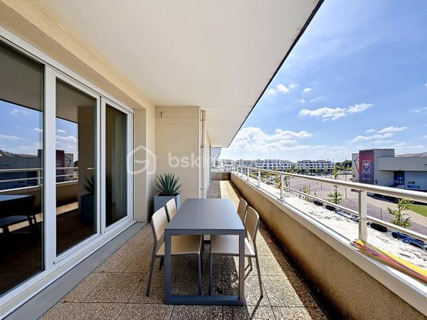 Découvrez un appartement lumineux et spacieux idéalement situé sur le secteur de BEAULIEU de Caen. Laissez-vous séduire par la tranquillité d'un environnement urbain, sans vis-à-vis, et profitez de la vie citadine avec ce bien coup de cœur.

Ce grand appartement de 140 m² offre 5 pièces, dont 3 chambres confortables, 1 salle de bains, et 1 salle d'eau. Située au dernier étage, la propriété dispose d'un séjour accueillant et d'une cuisine moderne, le tout baigné de lumière grâce à une orientation Sud-Ouest. Vous apprécierez ses finitions de qualité avec un vitrage double et des détails soignés.

Profitez d'une belle terrasse offrant une vue dégagée, parfaite pour des moments de détente en toute intimité. Deux places de parking et un box complètent cet ensemble, pour votre confort absolu.

Au sein d'une copropriété bien entretenue avec ascenseur, digicode et accès pour personnes à mobilité réduite, cet appartement répond à toutes vos exigences de sécurité et de praticité. Rejoignez facilement toutes les commodités grâce à sa proximité immédiate des commerces, services, et transports en commun.

Pour une visite privée, contactez Eric Tirman. Ce bien rare en ville est une opportunité à saisir rapidement.