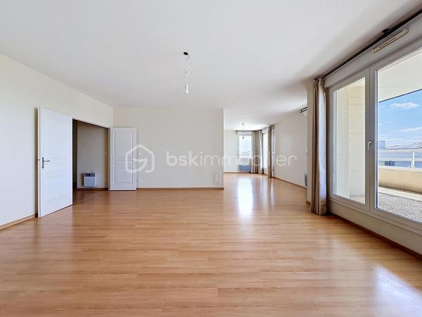 Découvrez un appartement lumineux et spacieux idéalement situé sur le secteur de BEAULIEU de Caen. Laissez-vous séduire par la tranquillité d'un environnement urbain, sans vis-à-vis, et profitez de la vie citadine avec ce bien coup de cœur.

Ce grand appartement de 140 m² offre 5 pièces, dont 3 chambres confortables, 1 salle de bains, et 1 salle d'eau. Située au dernier étage, la propriété dispose d'un séjour accueillant et d'une cuisine moderne, le tout baigné de lumière grâce à une orientation Sud-Ouest. Vous apprécierez ses finitions de qualité avec un vitrage double et des détails soignés.

Profitez d'une belle terrasse offrant une vue dégagée, parfaite pour des moments de détente en toute intimité. Deux places de parking et un box complètent cet ensemble, pour votre confort absolu.

Au sein d'une copropriété bien entretenue avec ascenseur, digicode et accès pour personnes à mobilité réduite, cet appartement répond à toutes vos exigences de sécurité et de praticité. Rejoignez facilement toutes les commodités grâce à sa proximité immédiate des commerces, services, et transports en commun.

Pour une visite privée, contactez Eric Tirman. Ce bien rare en ville est une opportunité à saisir rapidement.