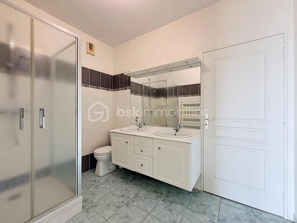 Découvrez un appartement lumineux et spacieux idéalement situé sur le secteur de BEAULIEU de Caen. Laissez-vous séduire par la tranquillité d'un environnement urbain, sans vis-à-vis, et profitez de la vie citadine avec ce bien coup de cœur.

Ce grand appartement de 140 m² offre 5 pièces, dont 3 chambres confortables, 1 salle de bains, et 1 salle d'eau. Située au dernier étage, la propriété dispose d'un séjour accueillant et d'une cuisine moderne, le tout baigné de lumière grâce à une orientation Sud-Ouest. Vous apprécierez ses finitions de qualité avec un vitrage double et des détails soignés.

Profitez d'une belle terrasse offrant une vue dégagée, parfaite pour des moments de détente en toute intimité. Deux places de parking et un box complètent cet ensemble, pour votre confort absolu.

Au sein d'une copropriété bien entretenue avec ascenseur, digicode et accès pour personnes à mobilité réduite, cet appartement répond à toutes vos exigences de sécurité et de praticité. Rejoignez facilement toutes les commodités grâce à sa proximité immédiate des commerces, services, et transports en commun.

Pour une visite privée, contactez Eric Tirman. Ce bien rare en ville est une opportunité à saisir rapidement.