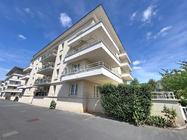 Découvrez un appartement lumineux et spacieux idéalement situé sur le secteur de BEAULIEU de Caen. Laissez-vous séduire par la tranquillité d'un environnement urbain, sans vis-à-vis, et profitez de la vie citadine avec ce bien coup de cœur.

Ce grand appartement de 140 m² offre 5 pièces, dont 3 chambres confortables, 1 salle de bains, et 1 salle d'eau. Située au dernier étage, la propriété dispose d'un séjour accueillant et d'une cuisine moderne, le tout baigné de lumière grâce à une orientation Sud-Ouest. Vous apprécierez ses finitions de qualité avec un vitrage double et des détails soignés.

Profitez d'une belle terrasse offrant une vue dégagée, parfaite pour des moments de détente en toute intimité. Deux places de parking et un box complètent cet ensemble, pour votre confort absolu.

Au sein d'une copropriété bien entretenue avec ascenseur, digicode et accès pour personnes à mobilité réduite, cet appartement répond à toutes vos exigences de sécurité et de praticité. Rejoignez facilement toutes les commodités grâce à sa proximité immédiate des commerces, services, et transports en commun.

Pour une visite privée, contactez Eric Tirman. Ce bien rare en ville est une opportunité à saisir rapidement.