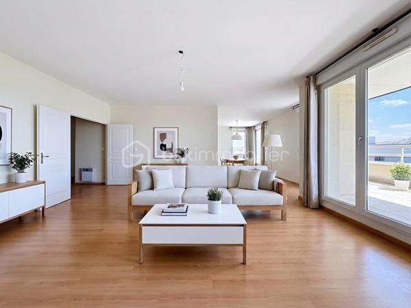 Découvrez un appartement lumineux et spacieux idéalement situé sur le secteur de BEAULIEU de Caen. Laissez-vous séduire par la tranquillité d'un environnement urbain, sans vis-à-vis, et profitez de la vie citadine avec ce bien coup de cœur.

Ce grand appartement de 140 m² offre 5 pièces, dont 3 chambres confortables, 1 salle de bains, et 1 salle d'eau. Située au dernier étage, la propriété dispose d'un séjour accueillant et d'une cuisine moderne, le tout baigné de lumière grâce à une orientation Sud-Ouest. Vous apprécierez ses finitions de qualité avec un vitrage double et des détails soignés.

Profitez d'une belle terrasse offrant une vue dégagée, parfaite pour des moments de détente en toute intimité. Deux places de parking et un box complètent cet ensemble, pour votre confort absolu.

Au sein d'une copropriété bien entretenue avec ascenseur, digicode et accès pour personnes à mobilité réduite, cet appartement répond à toutes vos exigences de sécurité et de praticité. Rejoignez facilement toutes les commodités grâce à sa proximité immédiate des commerces, services, et transports en commun.

Pour une visite privée, contactez Eric Tirman. Ce bien rare en ville est une opportunité à saisir rapidement.